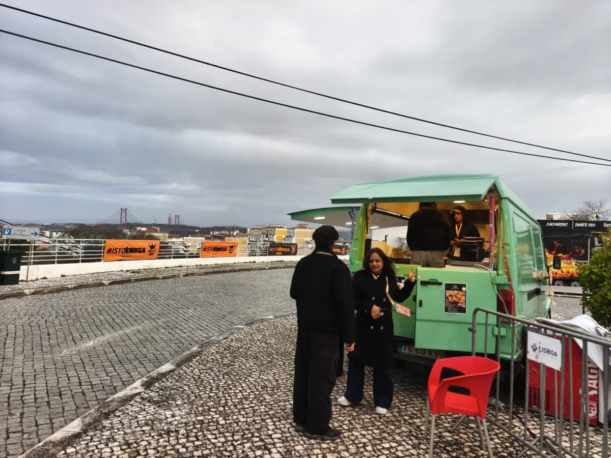 Roulote Mercedes verde com balcão de serviço aberto.