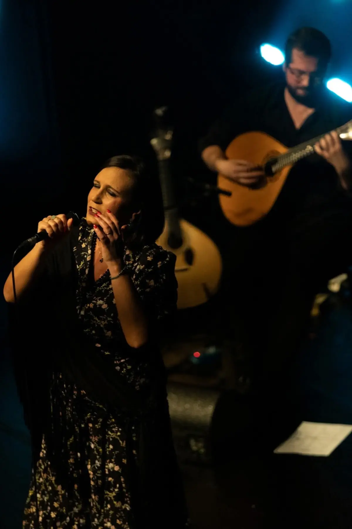 Vanessa Alves com músicos em palco.