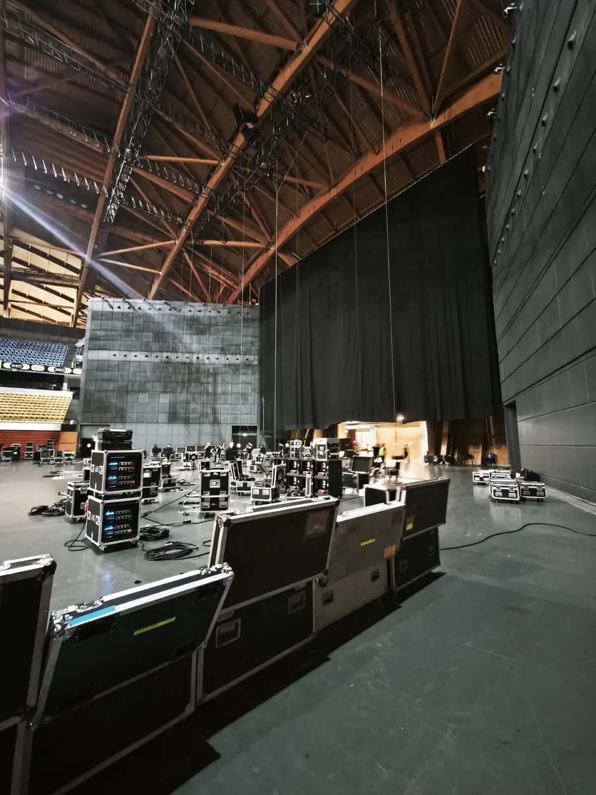 Equipa Gentle Laughter em montagem de palco em arena.